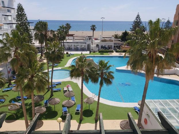 🏖️ ¡PRIMERA LINEA DE PLAYA EN ROQUETAS DE MAR!🏨 Desde 1 noche: Hotel 4★ con desayuno y piscina splash | Roquetas de Mar