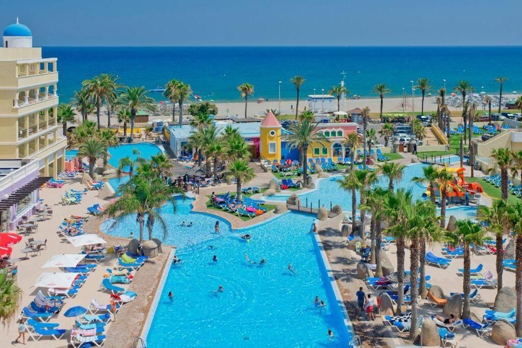 ⛱️¡ROQUETAS FRENTE A LA PLAYA!🌊 Hotel 4* con Toboganes en Media Pensión | Almería