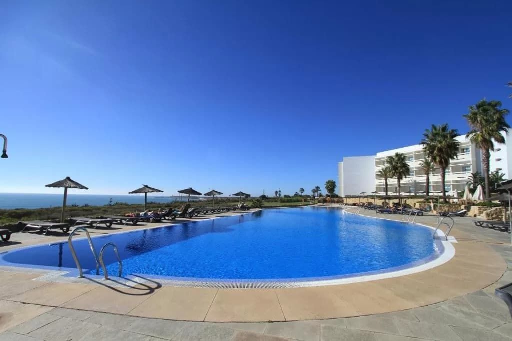 🏖️🌞¡VERANO EN FAMILIA A LA COSTA DE CÁDIZ! 🌊 Desde 2 noches: Hotel 4★ en Conil con media pensión y vistas al mar ✨ | Conil de la Frontera 🏖️🌞¡VERANO EN FAMILIA A LA COSTA DE CÁDIZ! 🌊 Desde 2 noches: Hotel 4★ en Conil con media pensión y vistas al mar ✨ | Conil de la Frontera