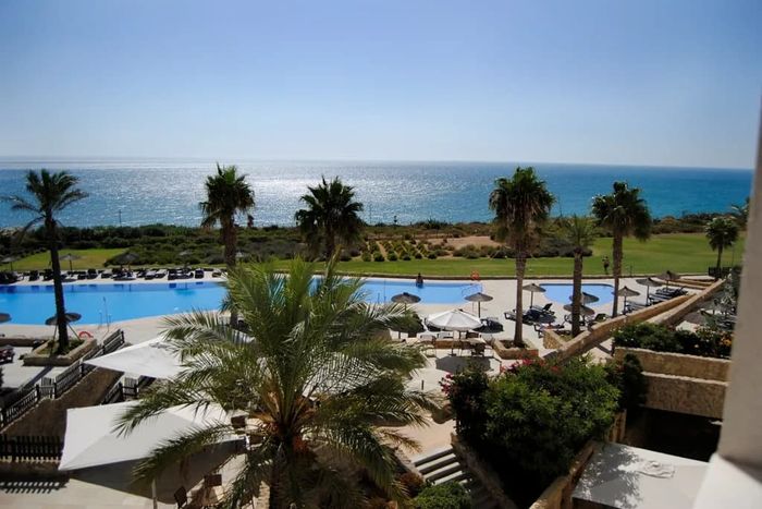 Cádiz con vistas al mar en Media Pensión: desde 2 noches en hotel 4⭐ 1º niño GRATIS y 2º al -50%📍Conil de la Frontera 