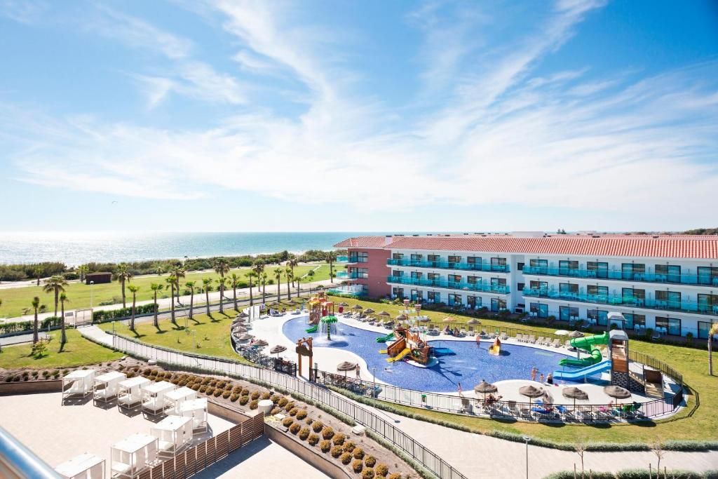 👨‍👨‍👧‍👧 ¡CÁDIZ EN PRIMERA LINEA DE PLAYA Y CON PENSIÓN COMPLETA! ⚓🌞 Hotel 4★ con pensión completa, animación y toboganes en Chipiona 📍 
