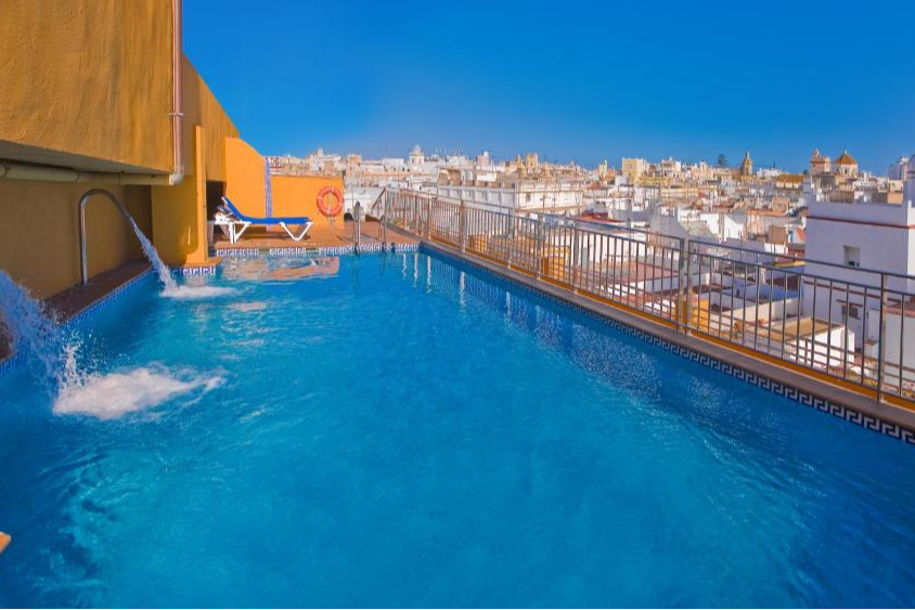 🌺⛵PRIMAVERA EN CÁDIZ ¡Una escapada irresistible!🏖️☀️Desde 2 noches: Hotel 4★ con desayuno en pleno centro y con piscina  | Costa de la luz