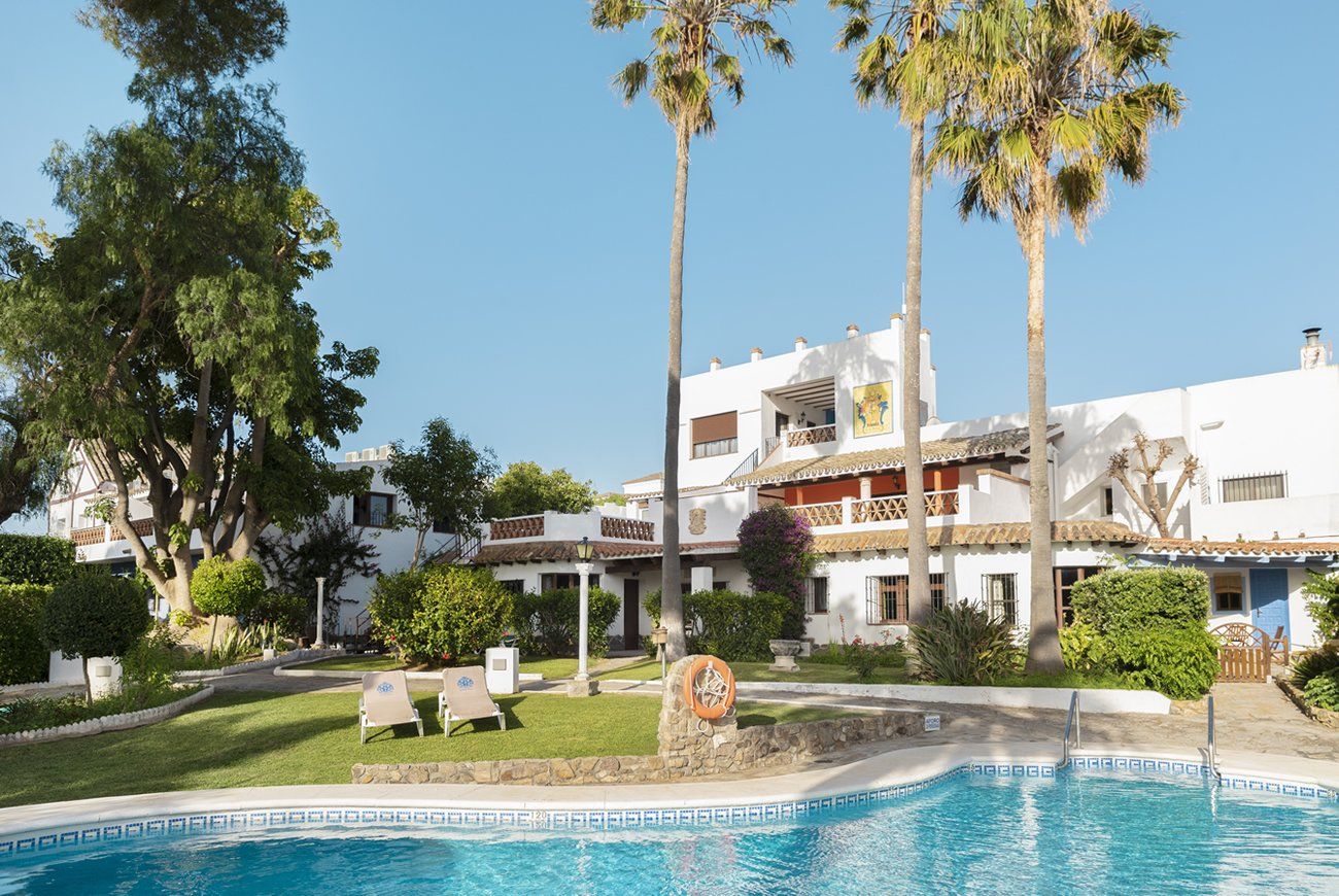 🕊️¡UN OASIS DE TRANQUILIDAD EN CONIL! ⛵ Apartahotel con piscina y jardines, a 300 m de la playa 👨🏻‍👩🏼‍👧🏻‍👦🏼 Ideal para parejas y familias 