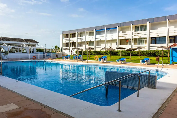 🥐🌄¡PENSIÓN COMPLETA A PIE DE PLAYA DEL PARAÍSO DE HUELVA!🌊💙 Desde 2 noches: Hotel 3★ con animación en Matañascañas