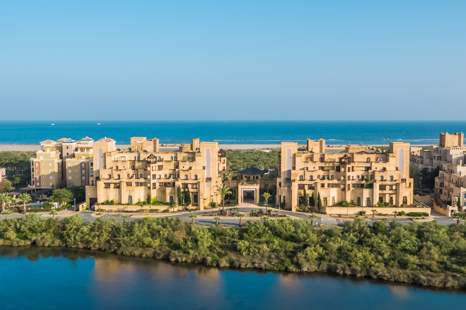 🌞 Escápate al paraíso andaluz en primera línea de playa 🌴Estancia con desayuno en Vila Galé Isla Canela 4* 📍 Huelva, España