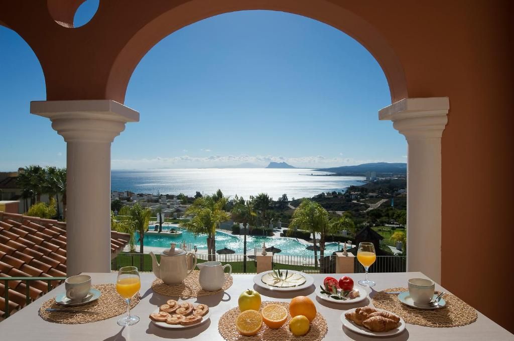 ¡LA COSTA DEL SOL A PIE DE PLAYA! ☀️ Resort 4* con entradas incluidas a Selwo Aventura 🦁 Málaga