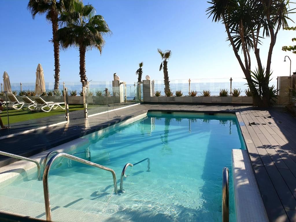☀️🌊¡1ª LÍNEA DE PLAYA EN LA COSTA DEL SOL!🏖️👨‍👩‍👧‍👦Hotel 3★ con desayuno con piscina con vistas al Mediterráneo | Torrox, Málaga