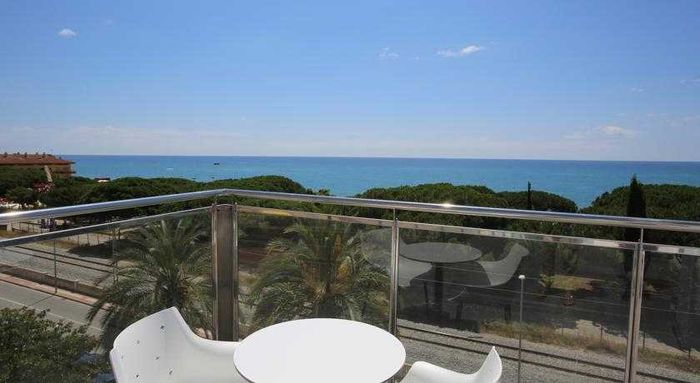 🏖️ ¡PRIMERA LINEA DE PLAYA EN MALGRAT DE MAR! 💫 Estancia desde 2 noches en Media Pensión en el Europa Splash & Spa 4* 📍 Barcelona 