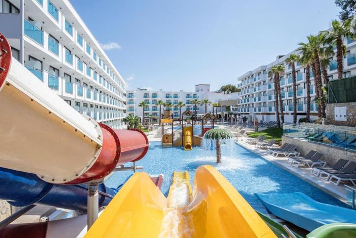 ☀️¡VACACIONES EN SALOU CON PENSIÓN COMPLETA!🌞💦 Hotel 3* frente al mar y con toboganes | Tarragona