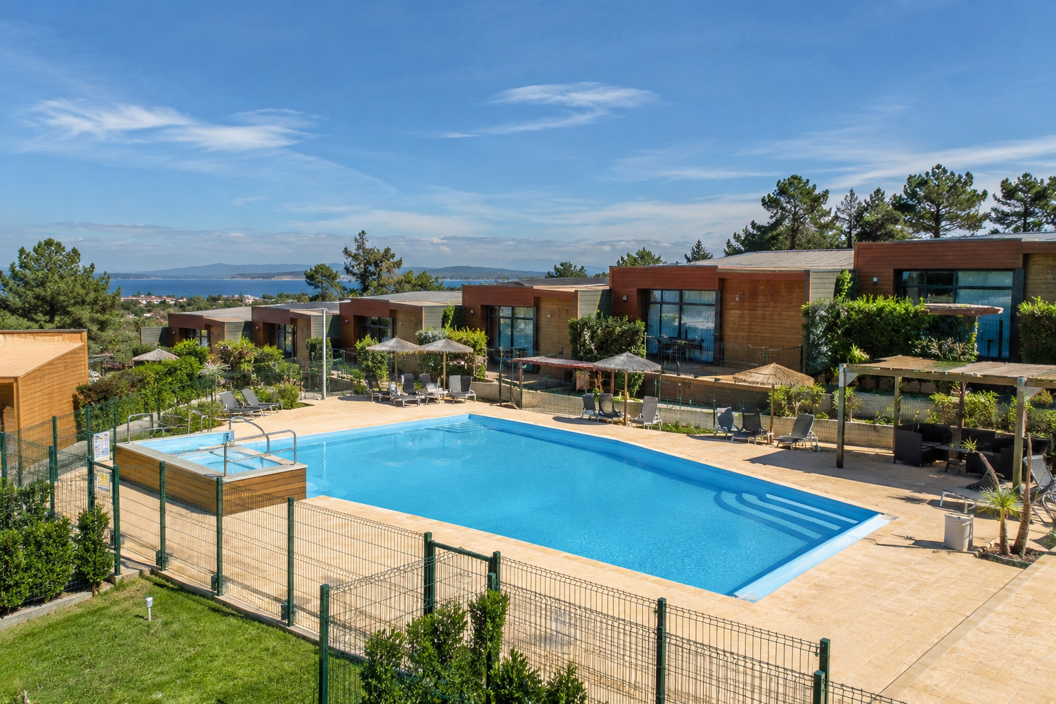 ⛺🌳¡BUNGALOWS PARA 6 PERSONAS EN GALICIA!🦀🌊 Desde 2 noches: Complejo de cabañas de lujo para familia o amigos con vistas al mar | O Grove