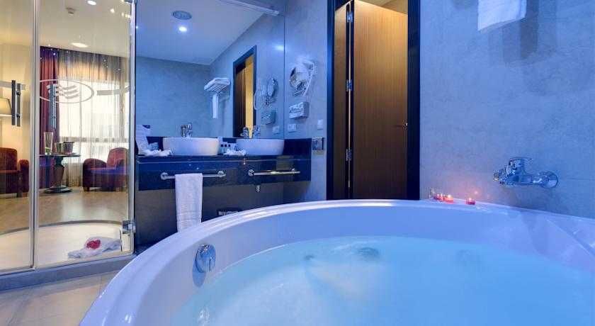 Crowne Plaza Madrid Airport 2 Crowne Plaza Madrid Airport 2