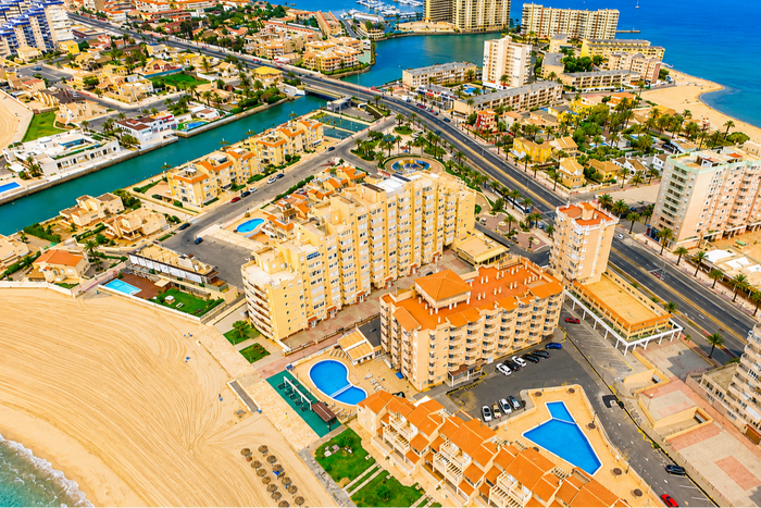 🍸¡TODO INCLUIDO PREMIUM A PIE DE PLAYA EN LA MANGA!🏖️ Desde 3 noches: Apartahotel con niños al 40%, vistas al mar  y animación | Murcia