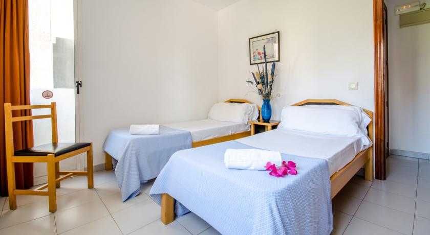 Aparthotel El Faro 3