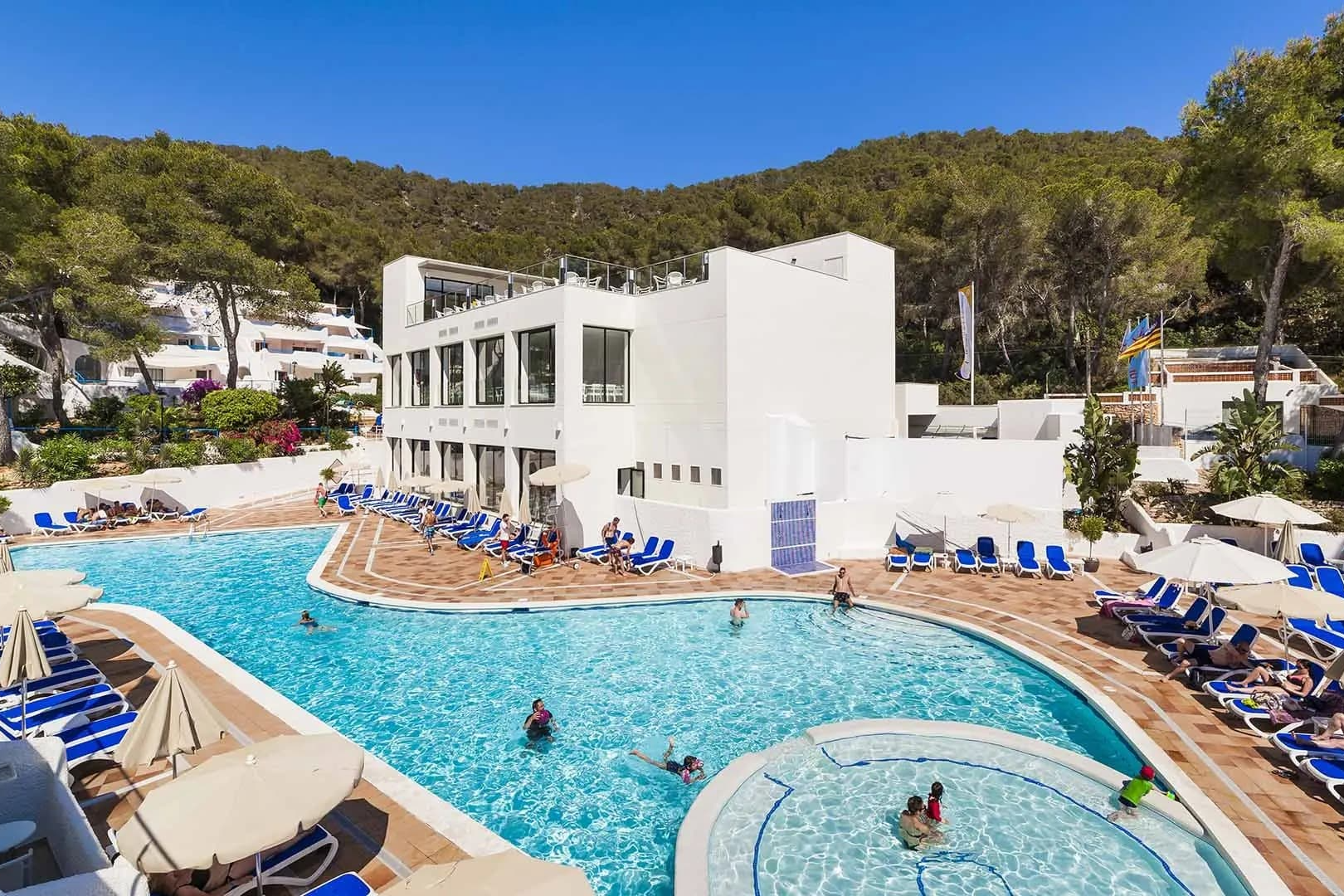 🏝️¡VERANO EN UNA DE LAS MEJORES ZONAS DE IBIZA!⛴️⚓  Ferry con tu coche + Apartamentos desde 3 noches | Calla Llonga