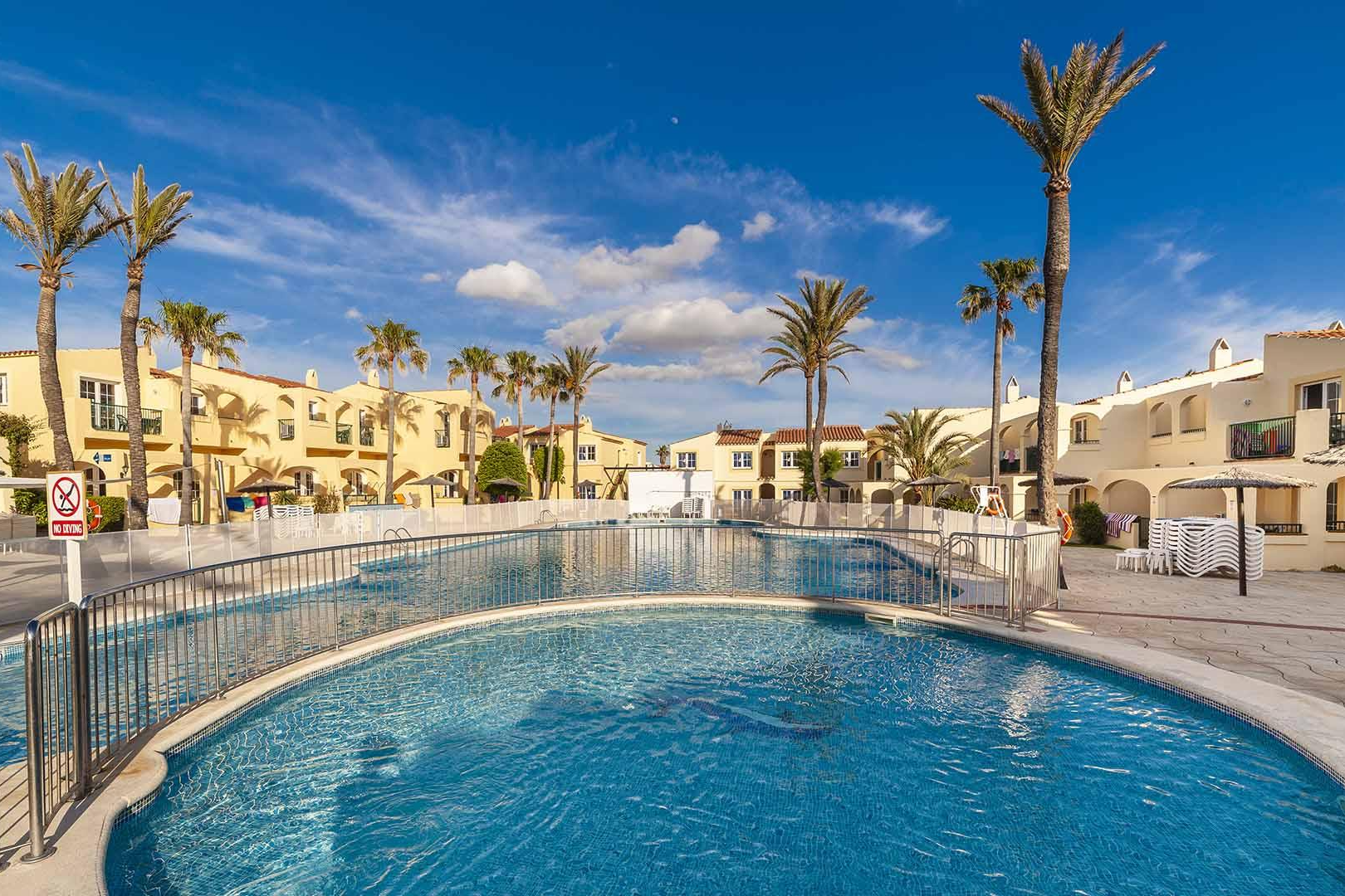 🐚¡UN VERANO FAMILIAR EN MENORCA CON TODO INCLUIDO!🚢🍸 Viaja desde 6 noches: Ferry con tu coche + Apartamentos 3*  en una excelente ubicación📍