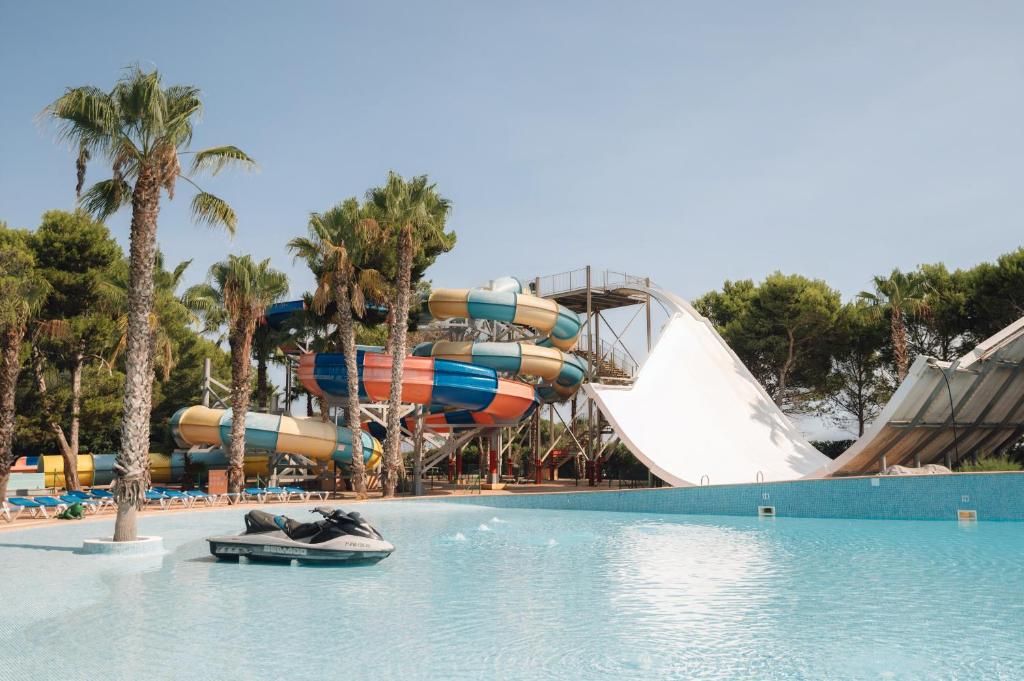 🛝🏝️¡MENORCA 2026 CON PARQUE ACUÁTICO Y MEDIA PENSIÓN! 💦👨‍👩‍👧‍👦Desde 3 noches: Ferry con tu coche + Hotel 4⭐ en el norte de la isla