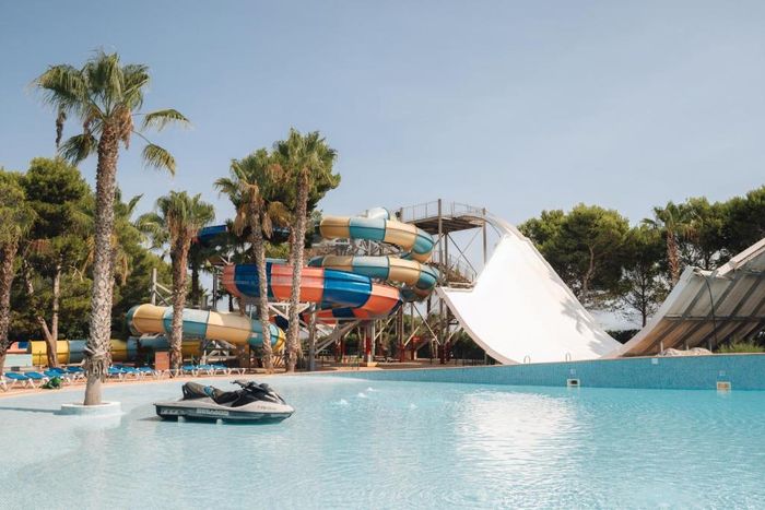 🛝🏝️¡MENORCA CON TOBOGANES Y MEDIA PENSIÓN! 💦👨‍👩‍👧‍👦Desde 3 noches: Ferry con tu coche + Hotel 4★ en el norte de la isla