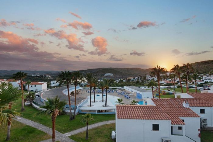 🌅 ¡4★ EN MENORCA CON VISTAS AL MAR! 🚢Desde 4 noches: Ferry con tu coche + Apartamentos con desayuno al lado de la playa | Cala Tirant