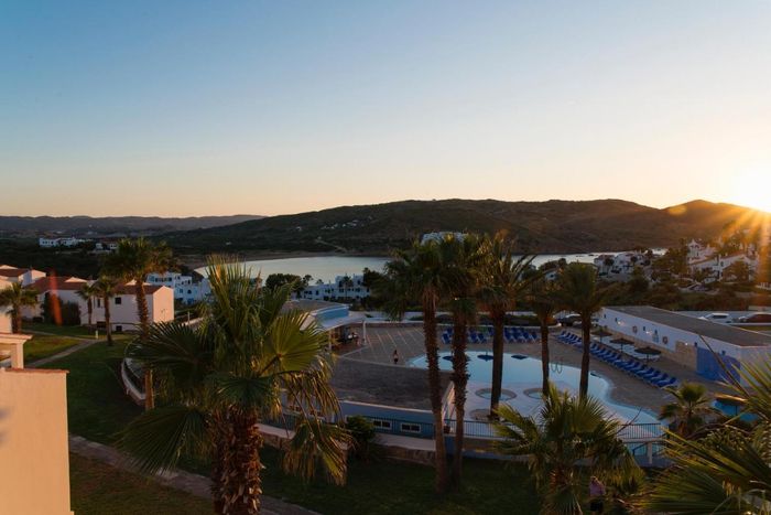 🌅 ¡4★ EN MENORCA CON VISTAS AL MAR! 🚢Desde 4 noches: Ferry con tu coche + Apartamentos con desayuno al lado de la playa | Cala Tirant