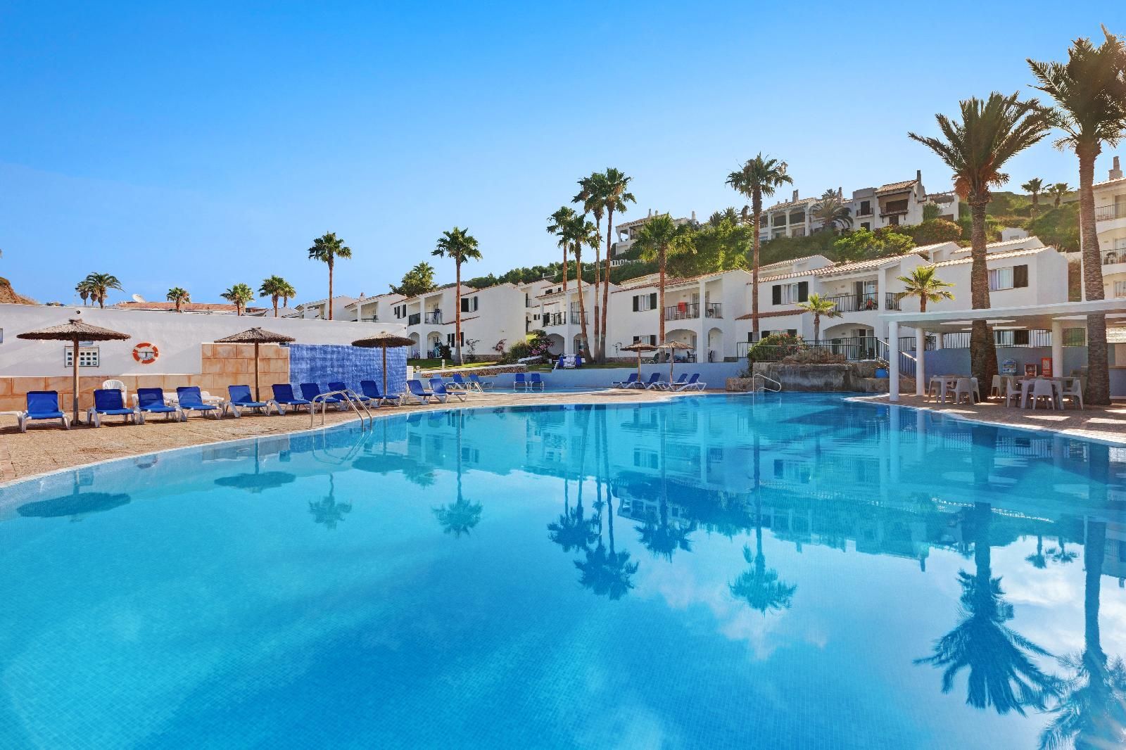 🏝️🦪 ¡MENORCA A PIE DE PLAYA con vistas espectaculares a Cala Tirant! 🐚🚢 Apartamentos 4* + Ferry con tu coche a Bordo | Fornells