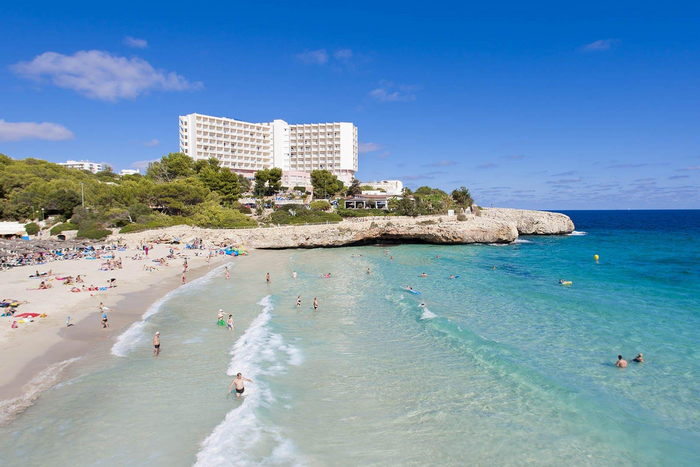 🍸🏝️¡UN TODO INCLUIDO EN MALLORCA PARA ACABAR BIEN OCTUBRE!🚢🌊 Desde 3 noches: Ferry con tu coche + Hotel 4★ frente al mar | Calas de Mallorca