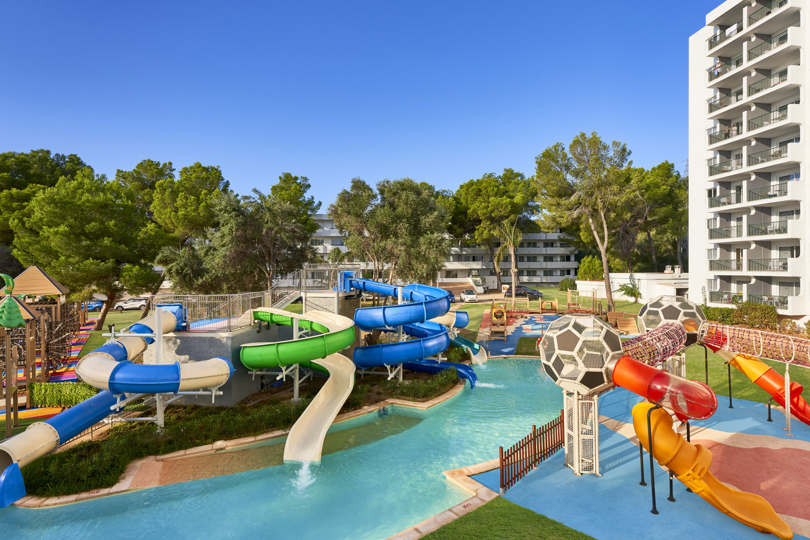 🏝️¡MALLORCA EN EL RESORT 3* MÁS GRANDE DE EUROPA! 🔝🍸Alójate con MEDIA PENSIÓN y Ferry con tu coche | Puerto de Alcudia