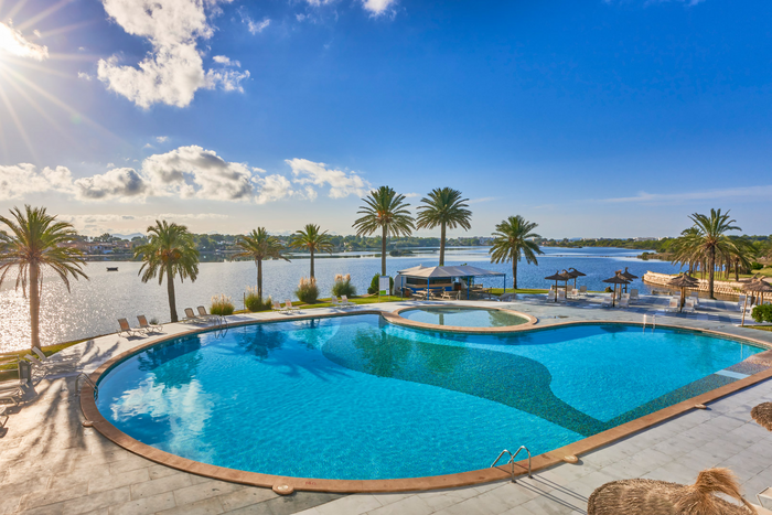 🏝️🍂MALLORCA CON MEDIA PENSIÓN ¡En el resort 3* más grande de Europa!🛝🔝Desde 3 noches: Ferrry con tu coche + Hotel | Puerto de Alcudia