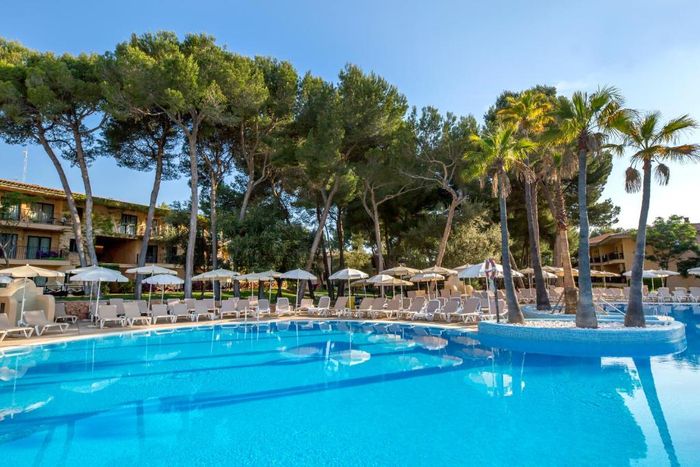 ⛵🏝️¡A MALLORCA CON MEDIA PENSIÓN!🚢🌄 Desde 4 noches: Ferry con tu coche + Apartahotel 4★ piscina y excelente ubicación | Can Picafort