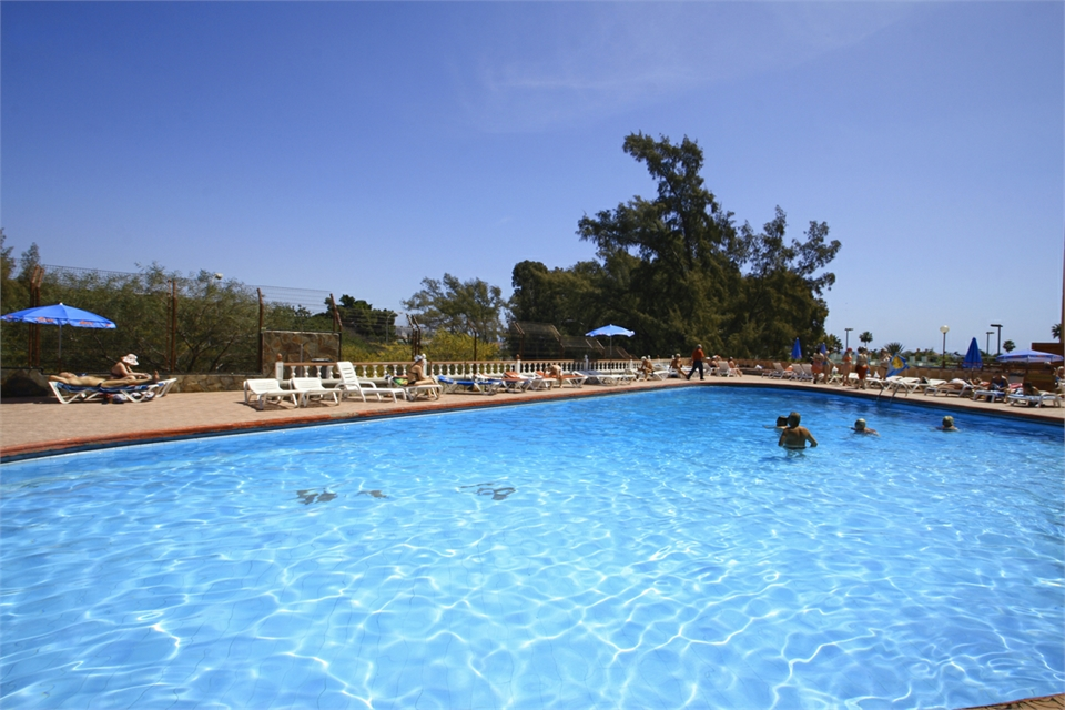 Aparthotel Corona Roja 1