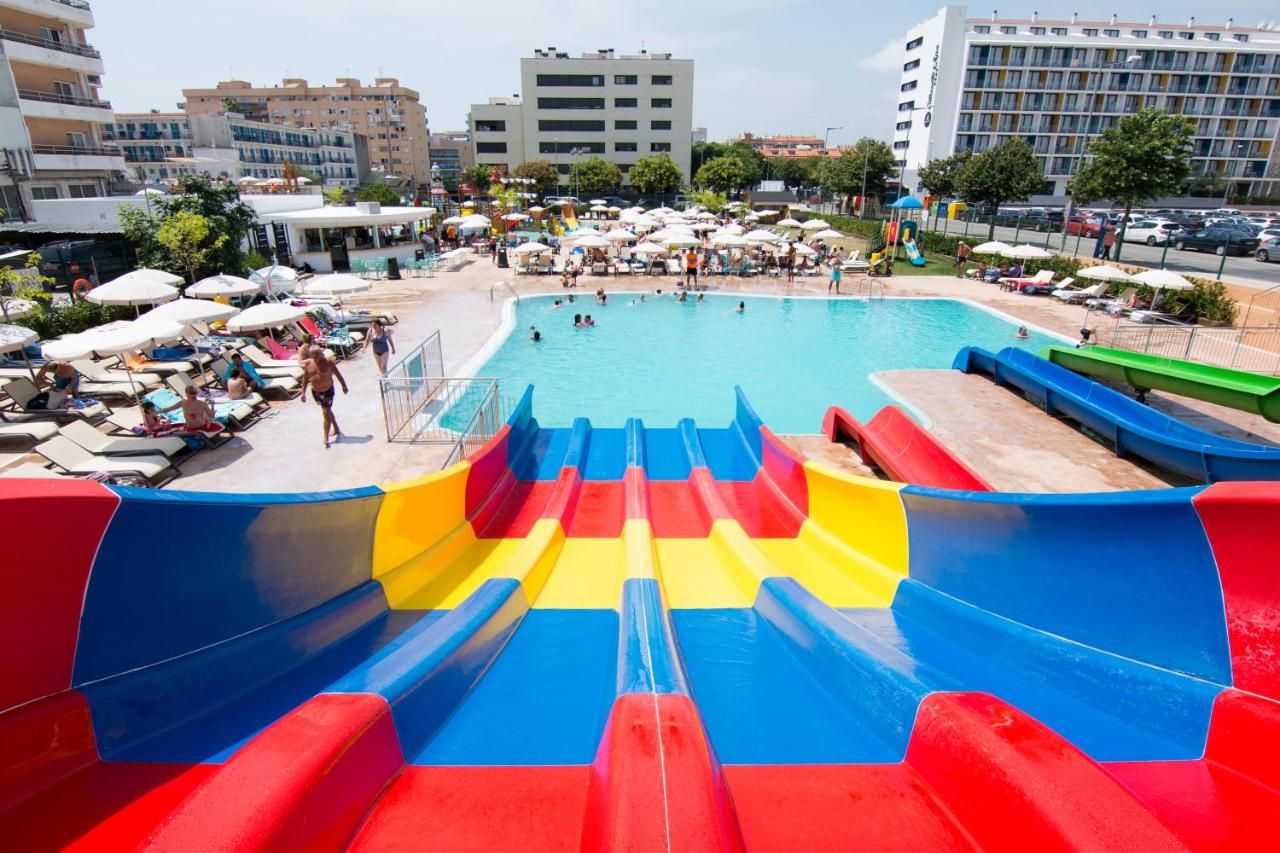 👨‍👨‍👧‍👧 Desfrute deste Hotel 4* com Parque Aquático na Costa de Barcelona 🎢 