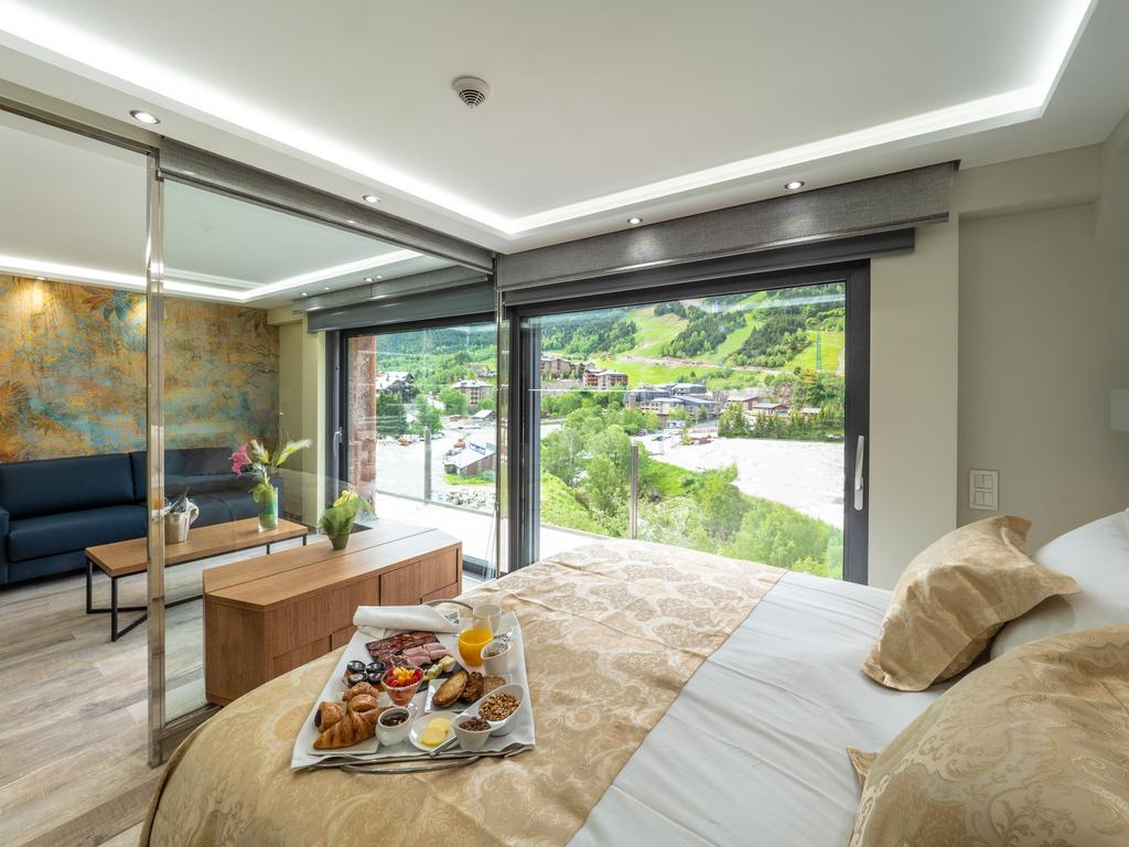 ApartHotel Esquirol 1