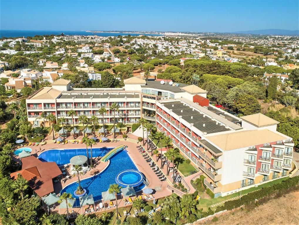 🌴Estadia Espetacular no Algarve! Hotel 4* com Pequeno-Almoço Incluído | Albufeira