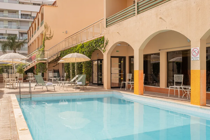 🏖️ A apenas 150 metros da praia, desfrute deste acolhedor Hotel com piscina exterior | Monte Gordo