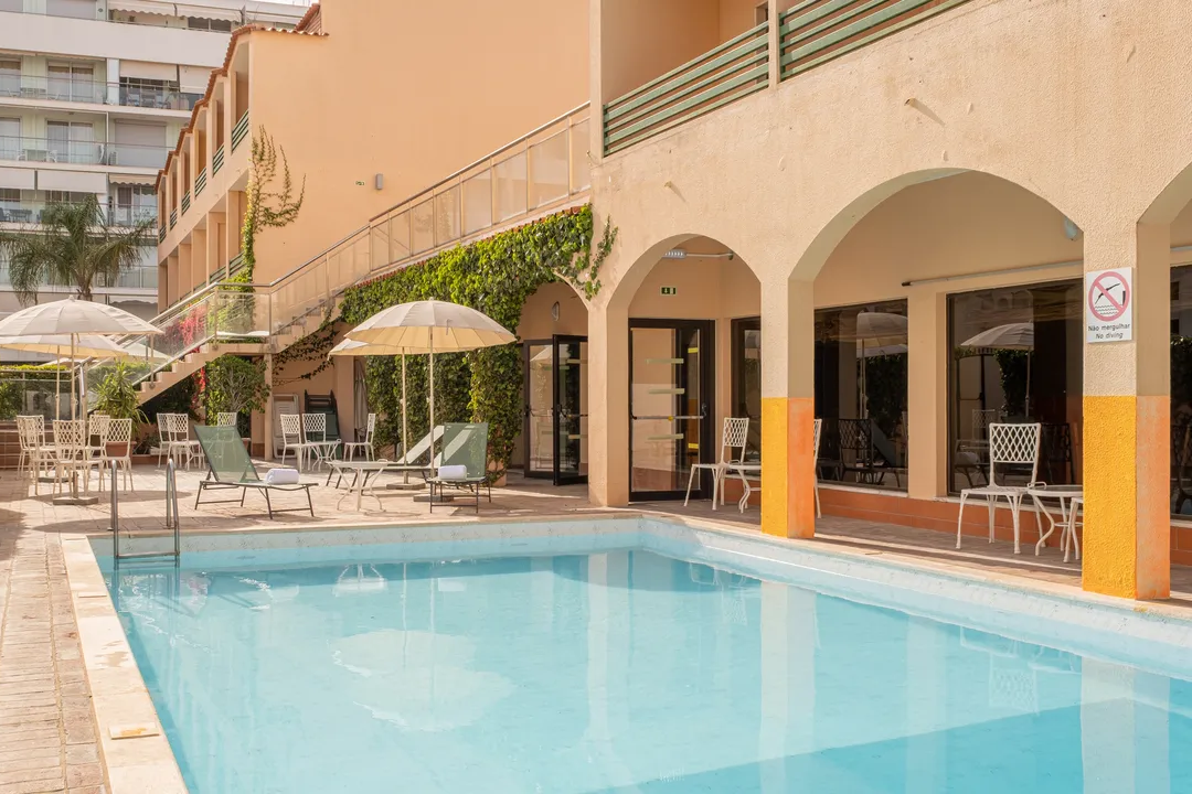 🏖️ A apenas 150 metros da praia, desfrute deste acolhedor Hotel com piscina exterior | Monte Gordo