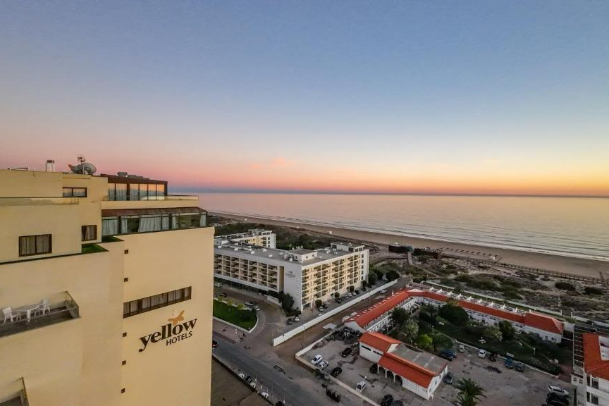 Yellow Praia Monte Gordo Hotel 1