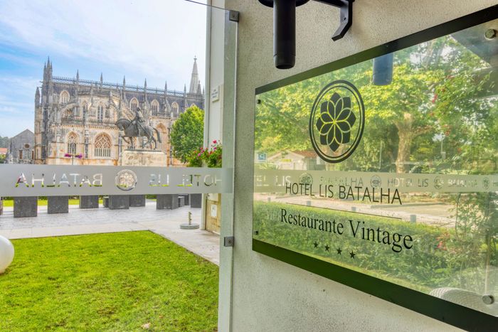 🏛️⛪¡PORTUGAL CON ENCANTO ENTRE MONASTERIOS!✝️🤩 Desde 2 noches: Hotel Boutique 4★ con desayuno en la histórica Villa de Batalha