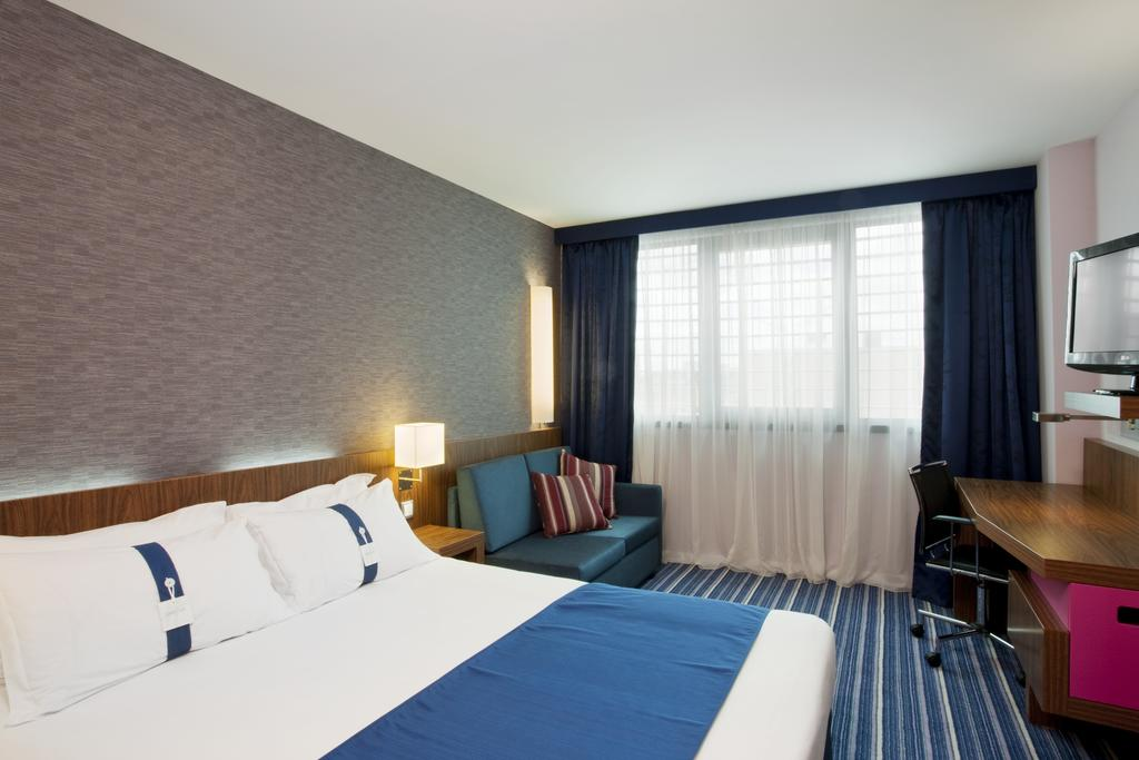 Holiday Inn Express Lisbon Airport 2 Holiday Inn Express Lisbon Airport 2