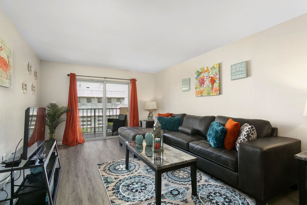 2 Bedroom 2Bath Deluxe Apt with Patio 1