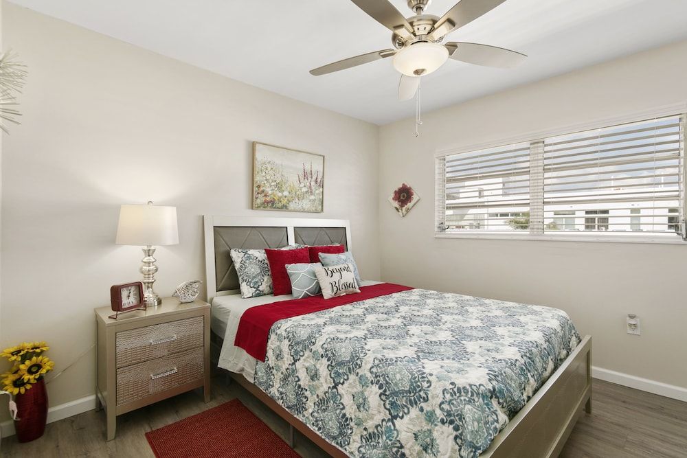 2 Bedroom 2Bath Deluxe Apt with Patio 2