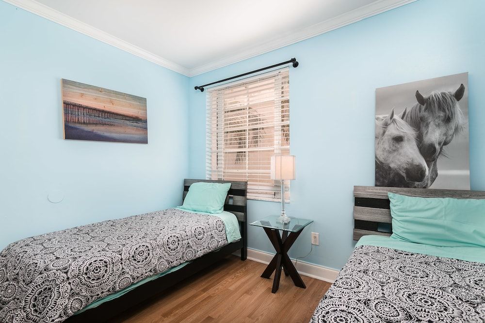 2 bedrooms on Collins Ave and 8th Street 1