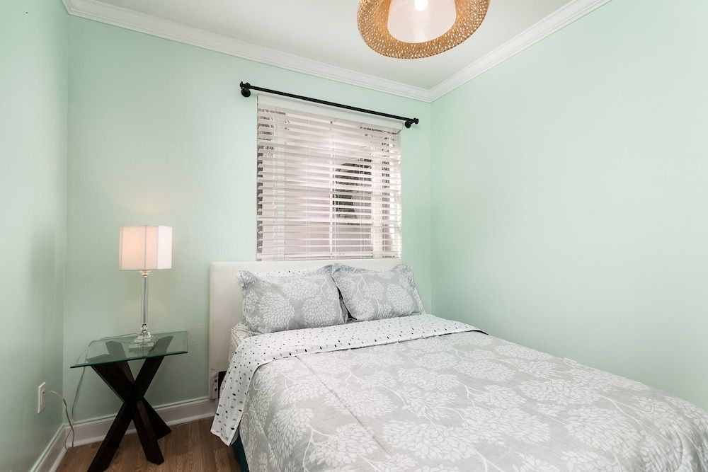 2 bedrooms on Collins Ave and 8th Street 2