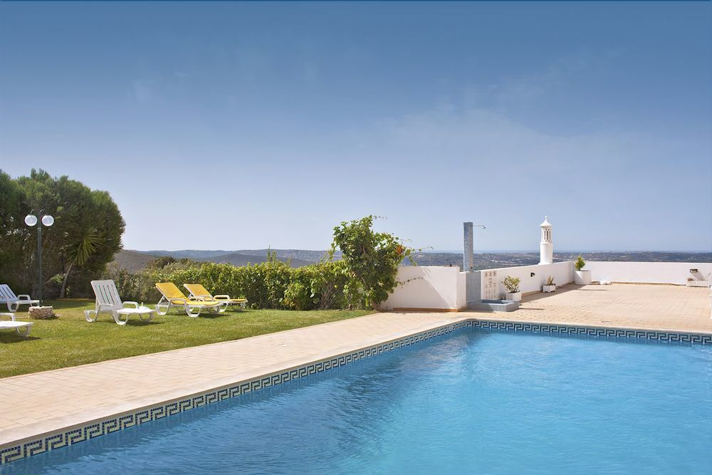 🌞 No interior do Algarve, Hotel com pequeno-almoço incluído e piscina exterior | Alte