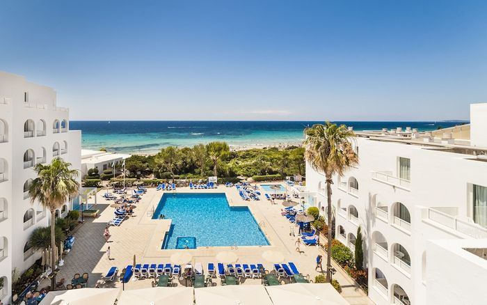 🍸🍁¡UN TODO INCLUIDO DE ÚLTIMA HORA EN MENORCA!⛴️🏝️ Desde 3 noches: Ferry con tu coche + Apartamentos familiares frente a la playa | Santo Tomás