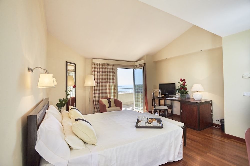 Sina Astor 2 Sina Astor 2