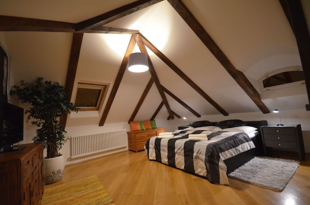 Attic Hroznova - Charles Bridge 3 Attic Hroznova - Charles Bridge 3