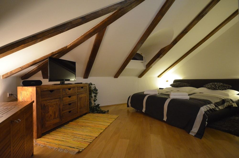 Attic Hroznova - Charles Bridge 1 Attic Hroznova - Charles Bridge 1