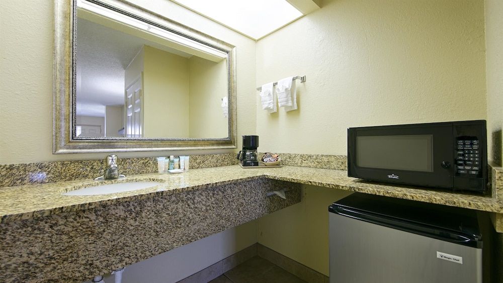 Best Western Orlando East Inn & Suites 3