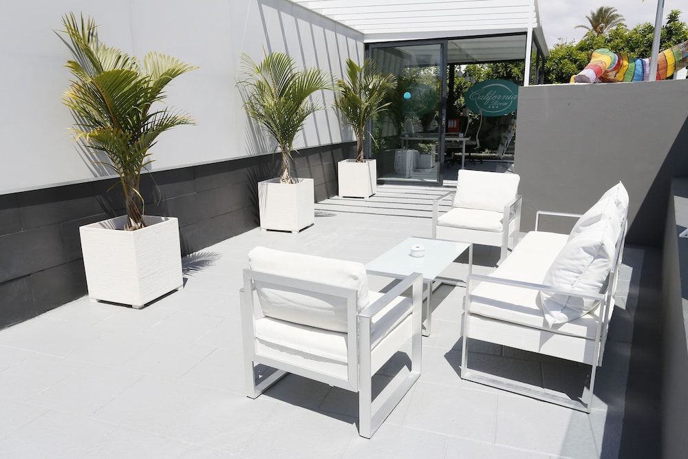 California Rooms - Caters to Gay Men 1 California Rooms - Caters to Gay Men 1