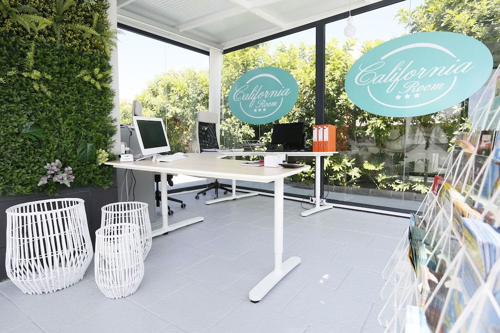 California Rooms - Caters to Gay Men 2 California Rooms - Caters to Gay Men 2