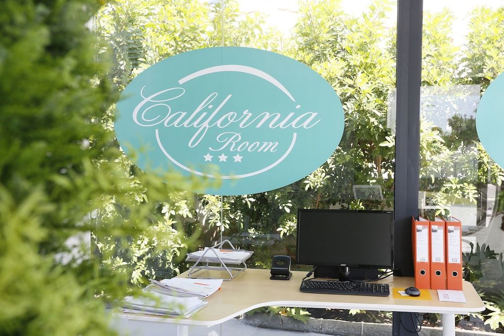 California Rooms - Caters to Gay Men 3 California Rooms - Caters to Gay Men 3